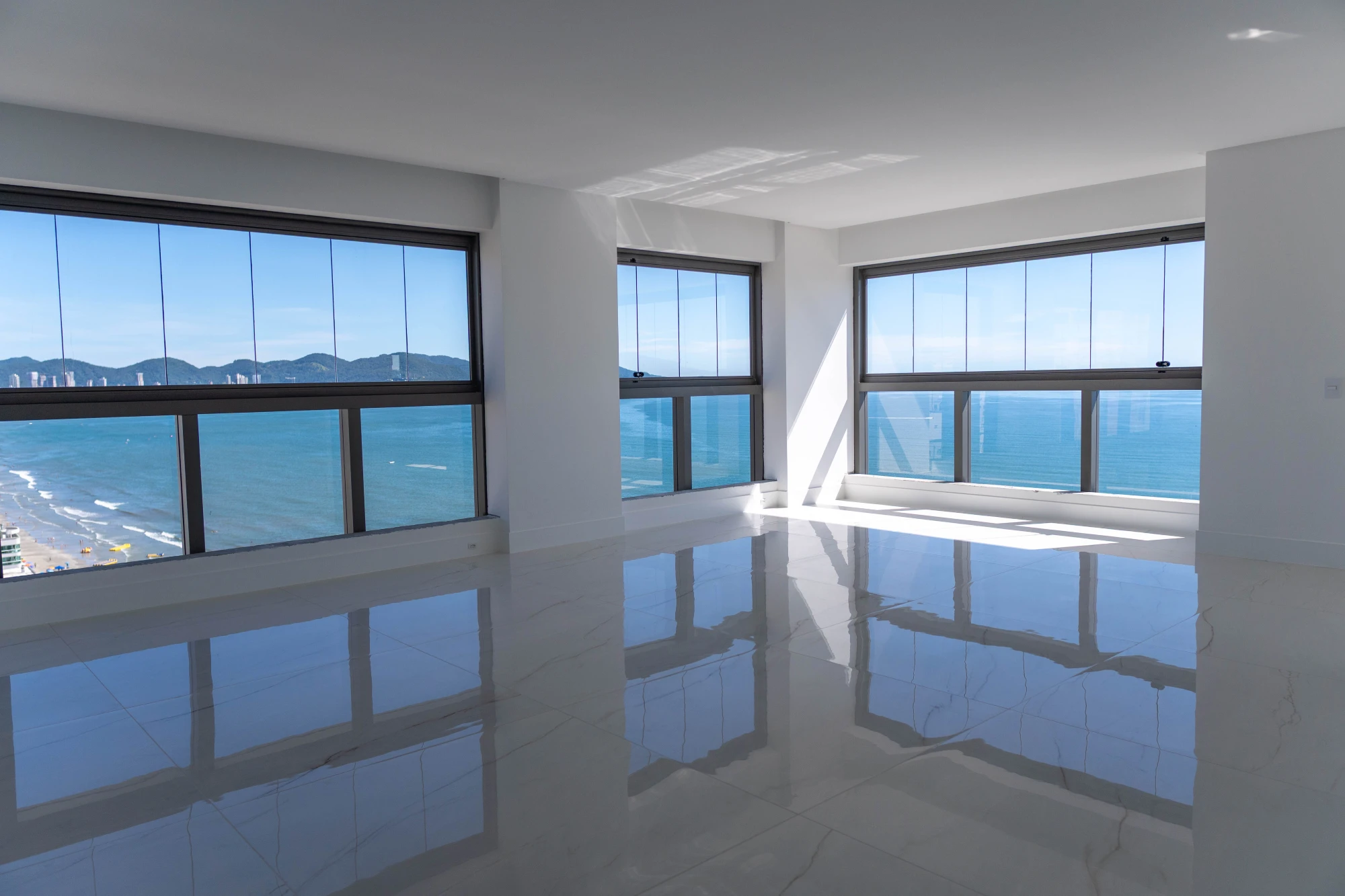 Apartamento a 35 metros da praia no Residencial Mares do Sul em Meia Praia, Itapema — foto 1